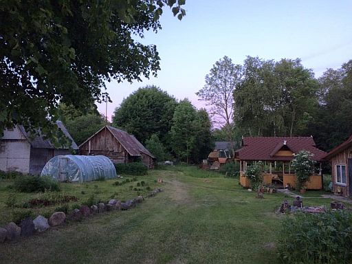 The last Jurkiewicz family still living year-round in Pakalniszki lives here. 